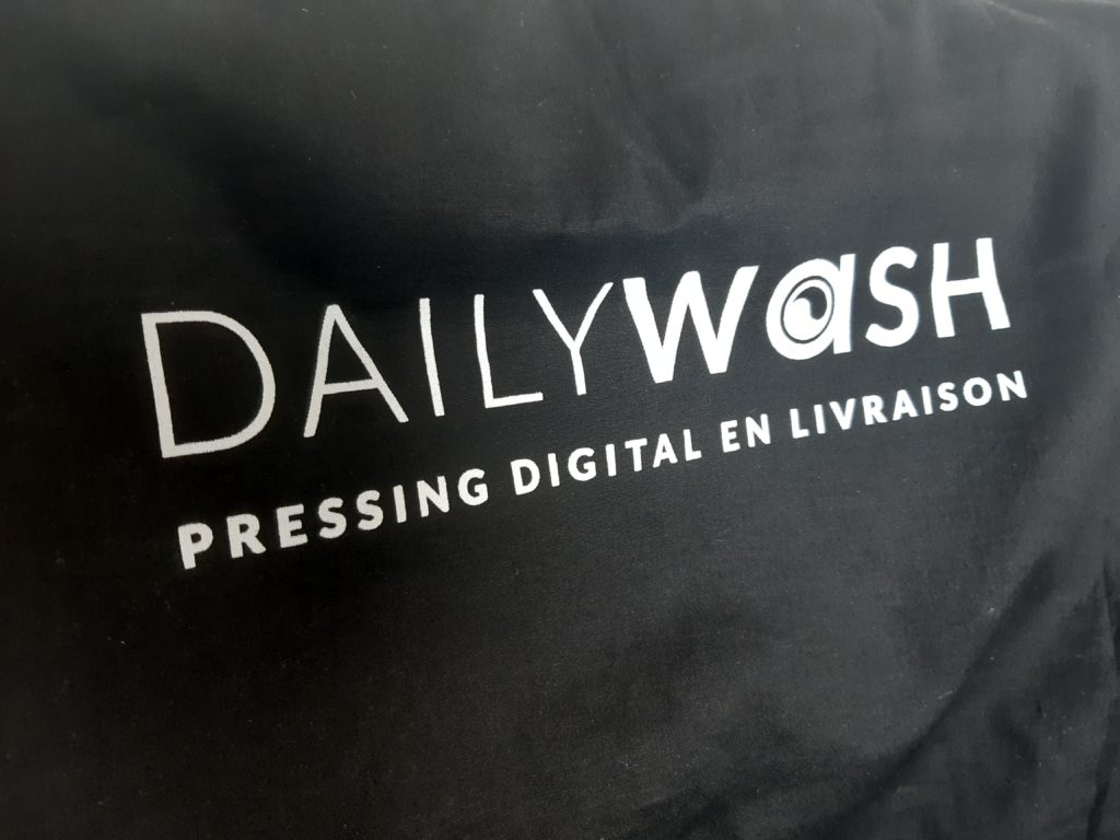 Dailywash, votre pressing à Aix-en-Provence, collecte votre linge dans des sacs éco-responsables réutilisables