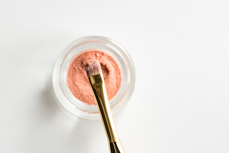 Une recette simple pour nettoyer une tâche de maquillage par Dailywash, votre pressing à Aix-en-Provence
